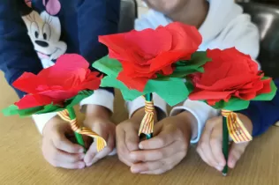 Roses de paper fetes pels nens i nenes de la PIN del Claver per la festivitat de Sant Jordi