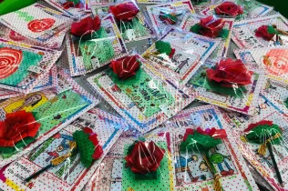 Roses i contes fets pels nens i nenes de la PIN del Claver per la festivitat de Sant Jordi