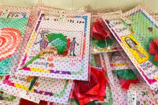Roses i contes fets pels nens i nenes de la PIN del Claver per la festivitat de Sant Jordi