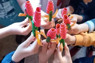 Roses fetes pels nens i nenes de la PIN del Claver per la festivitat de Sant Jordi