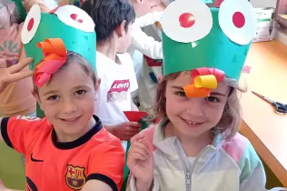 Dracs i roses fets pels nens i nenes d'infantil P5 del Claver per la festivitat de Sant Jordi