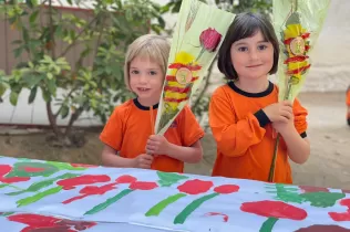 Nenes d'infantil P3 del Claver amb les seves roses solidàries en benefici d'Arrels Sant Ignasi venudes a l'escola per la festivitat de Sant Jordi