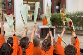 Nenes d'infantil P3 del Claver amb les seves roses solidàries en benefici d'Arrels Sant Ignasi venudes a l'escola per la festivitat de Sant Jordi