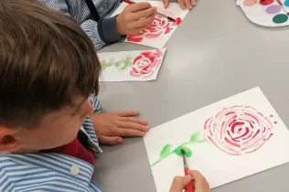 Infants del Claver pintant una rosa per la festivitat de Sant Jordi