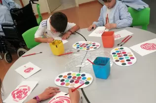 Infants del Claver pintant una rosa per la festivitat de Sant Jordi