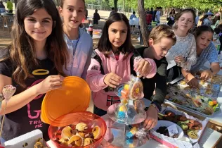 El Mercat del Bescanvi, mercat solidari organitzat per l'alumnat de 5è i 6è de Primària-NEI per la celebració de Sant Jordi