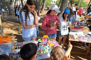 El Mercat del Bescanvi, mercat solidari organitzat per l'alumnat de 5è i 6è de Primària-NEI per la celebració de Sant Jordi