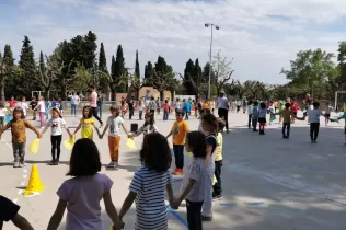 Infants de 1r i 2n de primària a la ballada de sardanes per la celebració de Sant Jordi