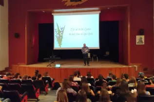 lectura de poemes en l'acte de poesia il·lustrada a 3r ESO-TQE en la celebració de Sant Jordi al Col·$legi Claver