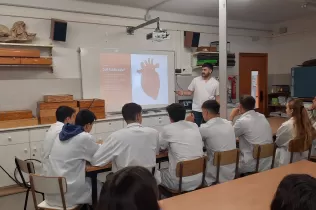 Alumnes de 4t ESO-TQE de la matèria Bojos per la Ciència fent una pràctica sobre el cor amb l'exalumne i estudiant de 4t de medicina Dídac Bellet