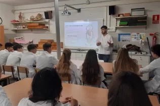 Alumnes de 4t ESO-TQE de la matèria Bojos per la Ciència fent una pràctica sobre el cor amb l'exalumne i estudiant de 4t de medicina Dídac Bellet