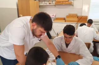 Alumnes de 4t ESO-TQE de la matèria Bojos per la Ciència fent una pràctica sobre el cor amb l'exalumne i estudiant de 4t de medicina Dídac Bellet