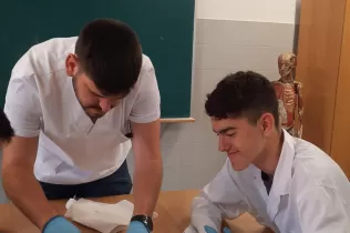 Alumnes de 4t ESO-TQE de la matèria Bojos per la Ciència fent una pràctica sobre el cor amb l'exalumne i estudiant de 4t de medicina Dídac Bellet