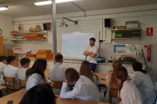 Alumnes de 4t ESO-TQE de la matèria Bojos per la Ciència fent una pràctica sobre el cor amb l'exalumne i estudiant de 4t de medicina Dídac Bellet