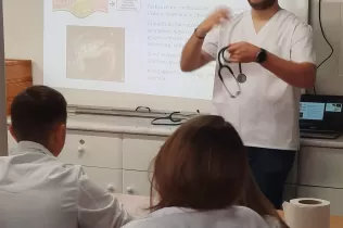 Alumnes de 4t ESO-TQE de la matèria Bojos per la Ciència fent una pràctica sobre el cor amb l'exalumne i estudiant de 4t de medicina Dídac Bellet