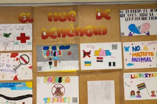 Fem visible els invisibles amb el mur de denuncia de la classe de 6è de primària