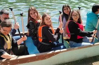 Alumnat de batxillerat de Jesuïtes Bellvitge gaudint de les canoes a l'Erasmus