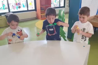 Nens i nenes de P4 fent experiments d'aire amb bombolles de sabó per treballar aquelles coses que existeixen però que no podem veure