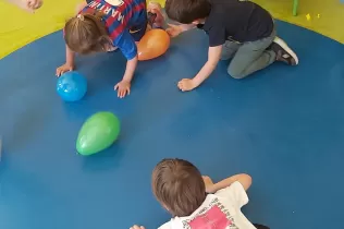 Nens i nenes de P5 fent experiments d'aire bufant globus per treballar aquelles coses que existeixen però que no podem veure