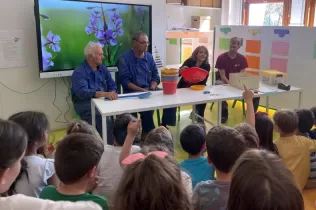 Alumnes escoltant les explicacions dels membres de l'equip de manteniment i serveis de Jesuïtes Lleida sobre les tasques que fan per tenir cura de l'escola i l'entorn