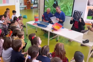 Alumnes escoltant les explicacions dels membres de l'equip de manteniment i serveis de Jesuïtes Lleida sobre les tasques que fan per tenir cura de l'escola i l'entorn