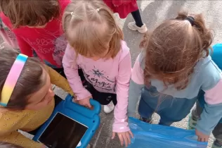 Alumnes preparant el missatge de conscienciació per a la comunitat educativa de Jesuïtes Lleida Col·legi Claver sobre la cura del medi ambient 