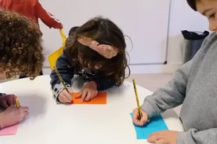 Nens i nenes de P5 expressant les seves pors per desprendre-se'n i posar-les a la Caixa Menjapors