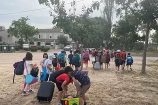 Nens i nenes de 2n de primària arribant a la Manreana