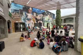 Nens i nenes de 2n de primària a l'entrada de la Manreana