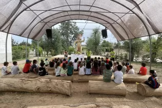 Nens i nenes de 2n de primària rebent a benvinguda per l'equip de monitors i monitores de la Manreana