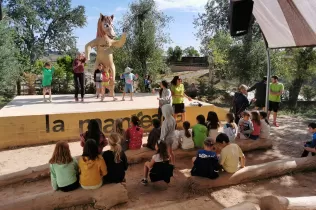 Nens i nenes de 2n de primària a l'acte de benvinguda a la Manreana