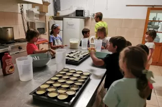 Nens i nenes de 2n de primària amb els flams preparats al taller de cuina de la granja escola de La Manreana