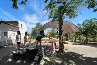 Nens i nenes de 2n de primària jugant a les instal·lacions de la granja escola de La Manreana