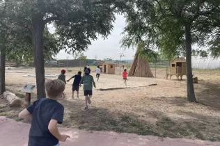 Nens i nenes de 2n de primària jugant a les instal·lacions de la granja escola de La Manreana