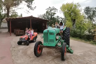 Nens i nenes de 2n de primària jugant a les instal·lacions de la granja escola de La Manreana