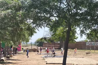 Nens i nenes de 2n de primària jugant a les instal·lacions de la granja escola de La Manreana