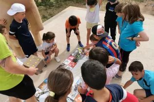Nens i nenes de 2n de primària participan en un joc sobre els animals a la granja escola de La Manreana