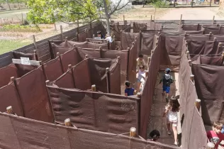 Nens i nenes de 2n de primària jugant al laberint de la granja escola de La Manreana