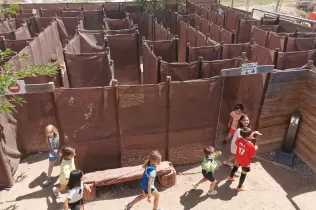 Nens i nenes de 2n de primària jugant al laberint de la granja escola de La Manreana