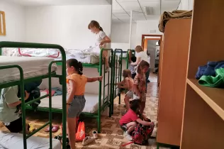 Nens i nenes de 2n de primària preparant les seves habitacions a la granja escola de La Manreana