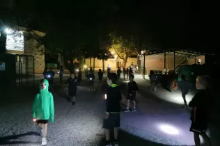 Nens i nenes de 2n de primària al joc de nit durant les seves convivències a la granja escola de La Manreana