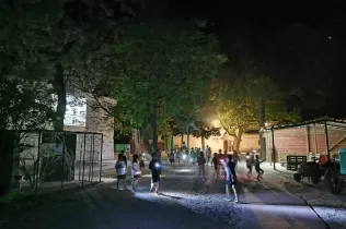 Nens i nenes de 2n de primària al joc de nit durant les seves convivències a la granja escola de La Manreana