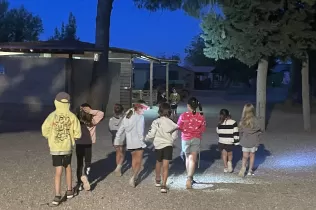 Nens i nenes de 2n de primària al joc de nit durant les seves convivències a la granja escola de La Manreana