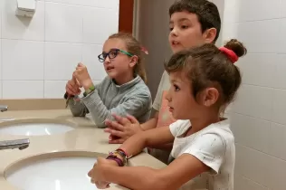Alumnes de 2n de primària rentant-se les mans amb l'aixeta tancada com a mesura d'estalvi d'aigua