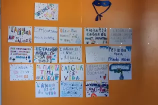 Cartells realitzats per l'alumnat de 2n de primària per conscienciar la comunitat educativa de la importància de l'estalvi d'aigua per la cura de la casa comuna