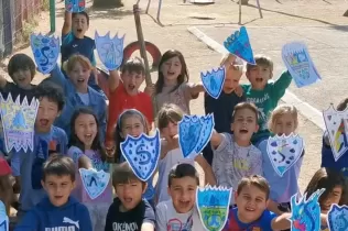 Alumnes de 2n de primària de l'equip de treball Els Súper Herois de l'aigua per conscienciar la comunitat educativa sobre l'estalvi d'aigua