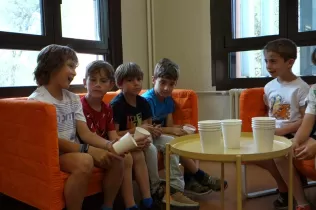 Alumnes de 2n de primària parlant sobre la importància de l'aigua en la vida i com estalviar-la