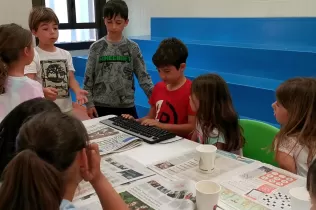 Alumnes de 2n de primària recollint informació sobre l'aigua i com estalviar-la