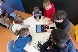 Alumnes de 2n de primària i de 4t ESO-TQE fent treball col·laboratiu per digital·litzar els contes que prèviament havien escrit els més petits.