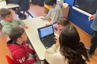 Alumnes de 2n de primària i de 4t ESO-TQE fent treball col·laboratiu per digital·litzar els contes que prèviament havien escrit els més petits.